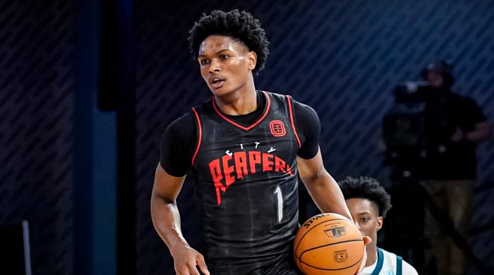 Amen Thompson dribbles the ball for Overtime Elite’s City Reapers